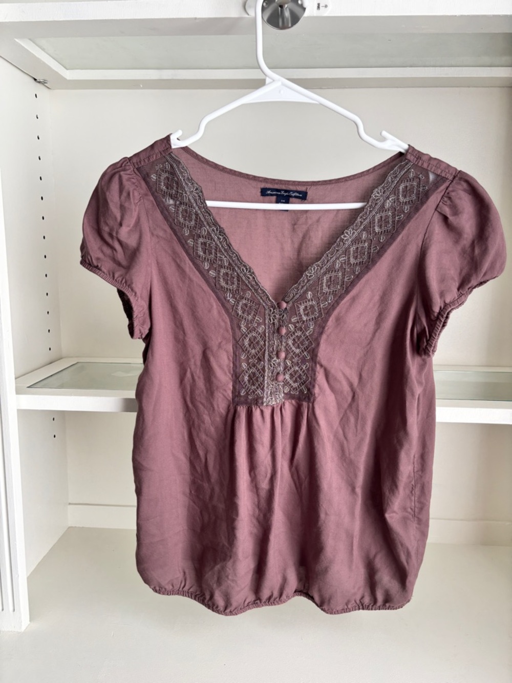 American Eagle Outfitters Mauve Embroidered V-Neck Short Sleeve Top vintage